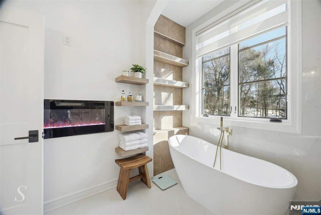 6 Bedroom Single Family Home/House's Image 29