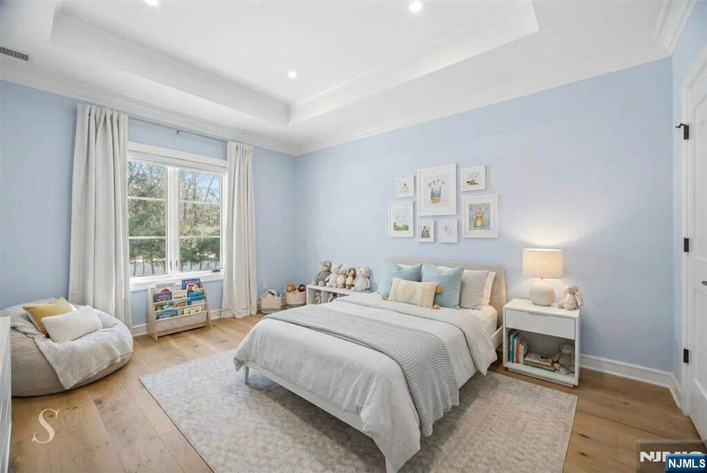 6 Bedroom Single Family Home/House's Image 30