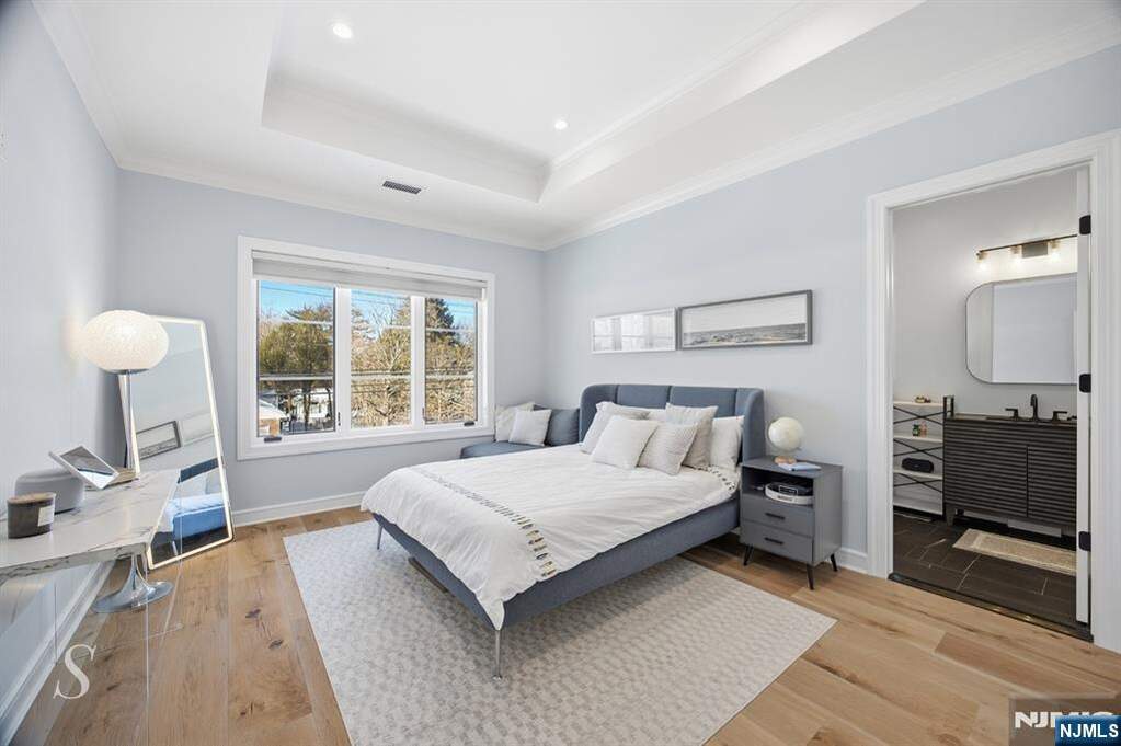 6 Bedroom Single Family Home/House's Image 34