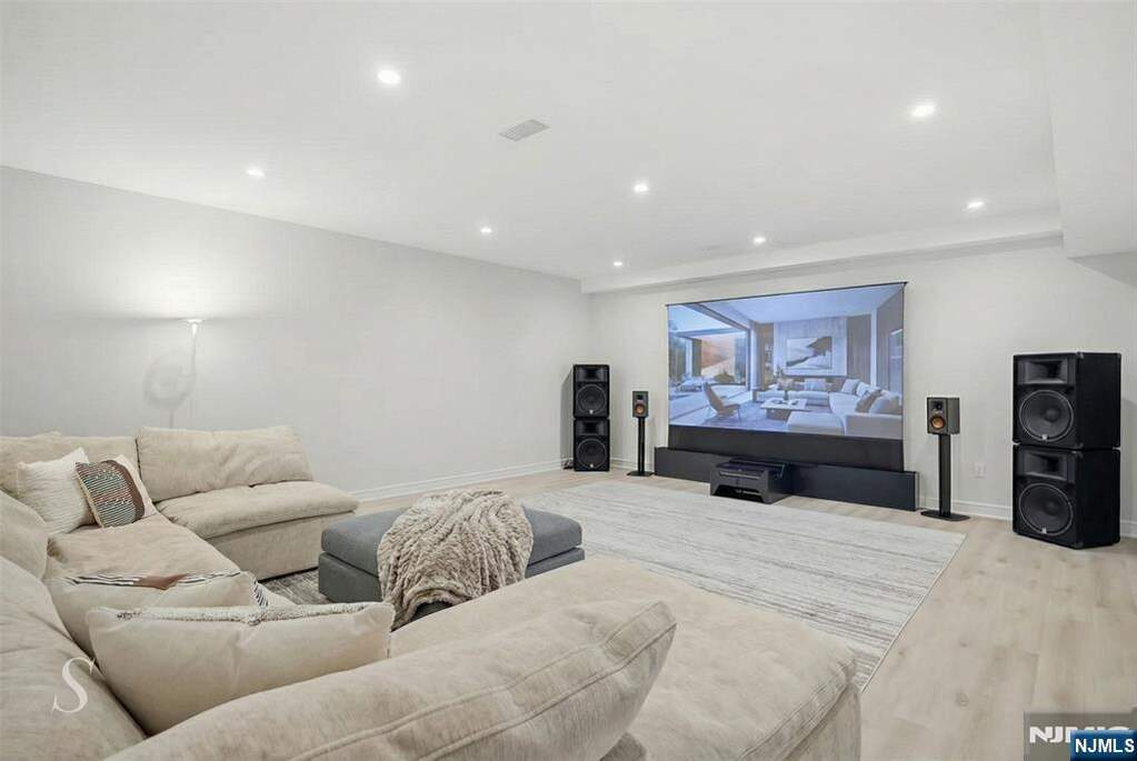 6 Bedroom Single Family Home/House's Image 37