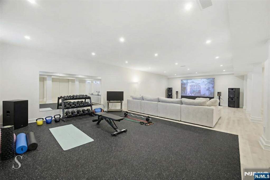 6 Bedroom Single Family Home/House's Image 38