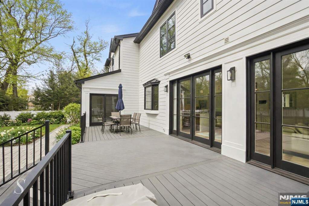 6 Bedroom Single Family Home/House's Image 41