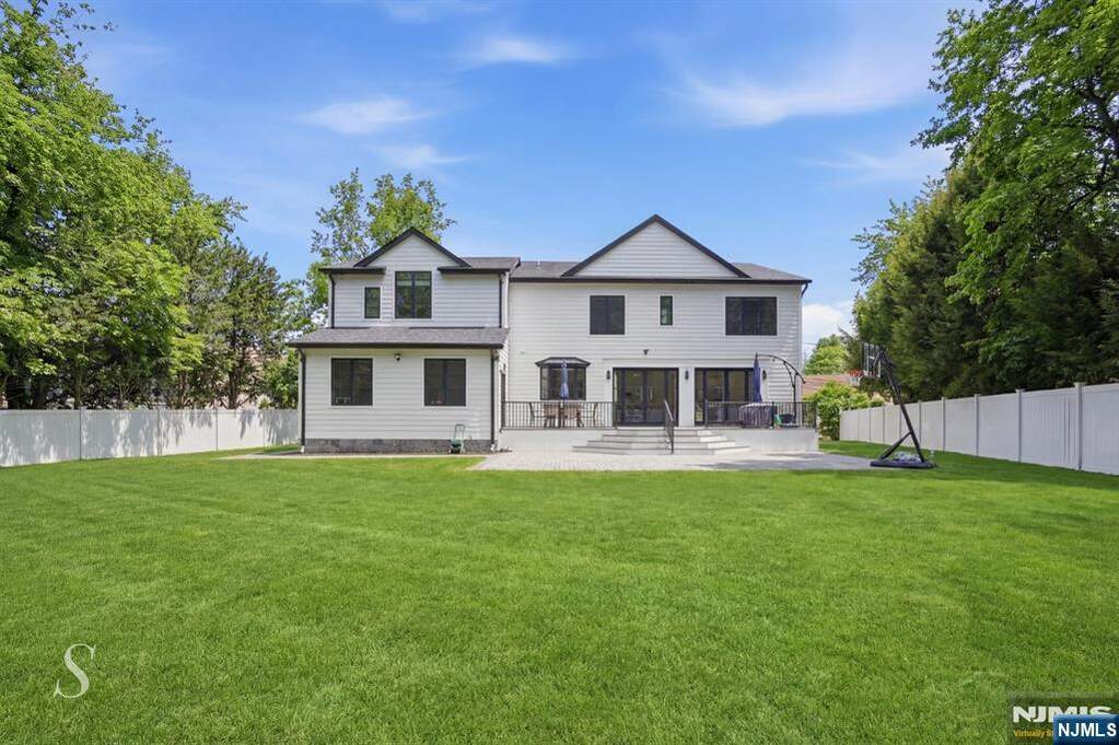 6 Bedroom Single Family Home/House's Image 42