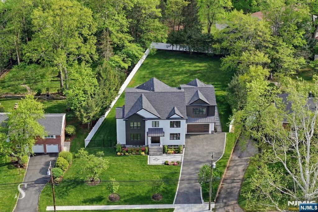 6 Bedroom Single Family Home/House's Image 43