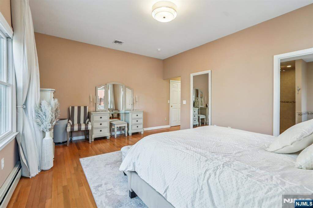6 Bedroom Multi Unit's Image 13