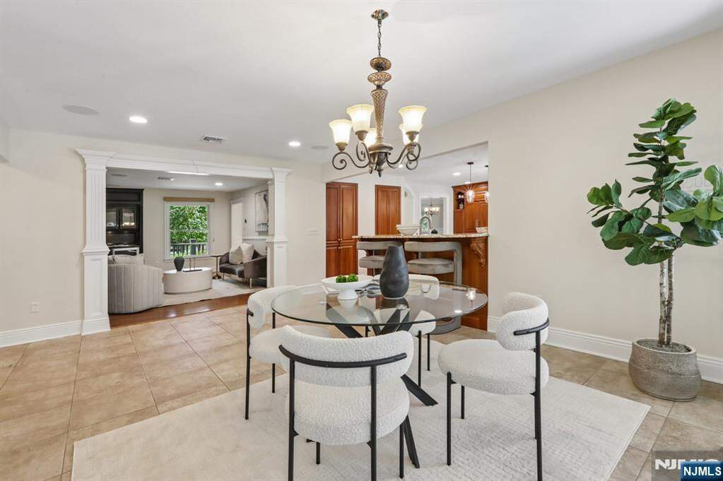 5 Bedroom Single Family Home/House's Image 11