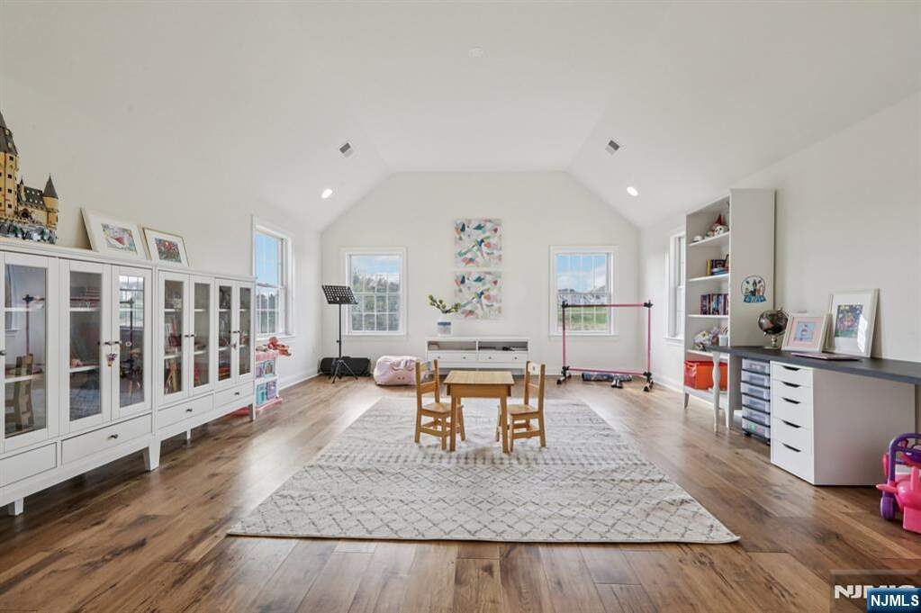 5 Bedroom Single Family Home/House's Image 14