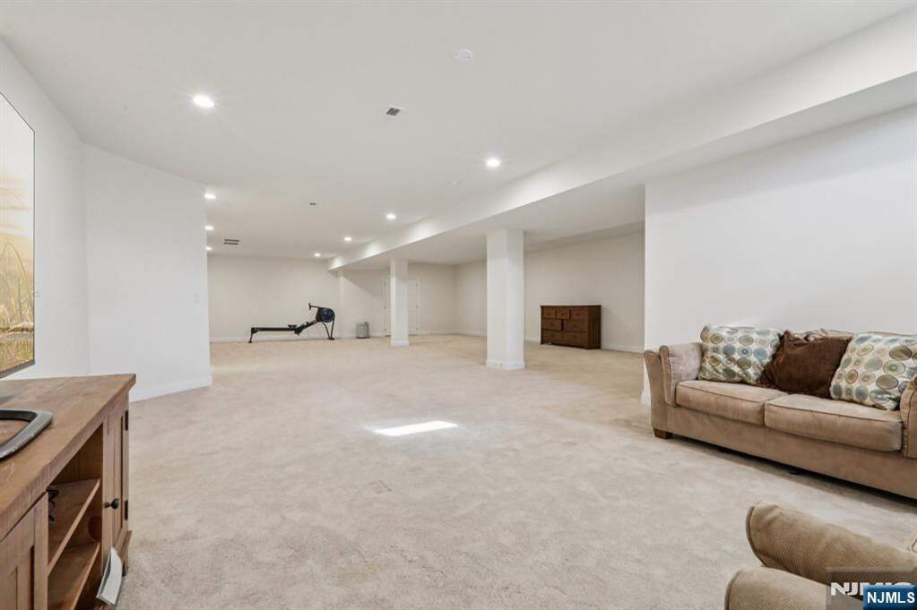 5 Bedroom Single Family Home/House's Image 25