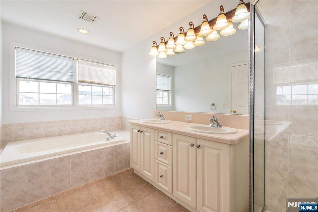 2 Bedroom Villa/Townhouse's Image 9