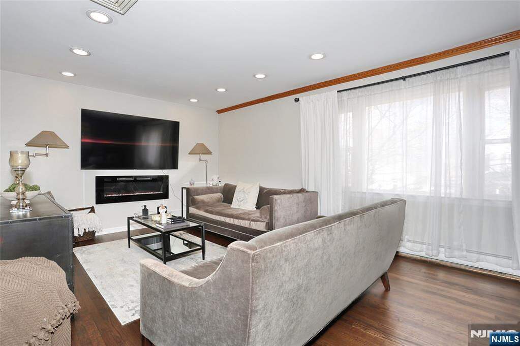4 Bedroom Single Family Home/House's Image 16