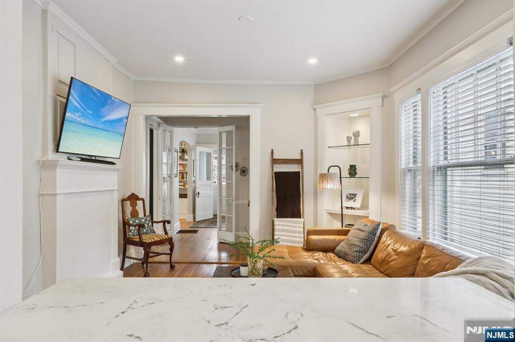 6 Bedroom Single Family Home/House's Image 11
