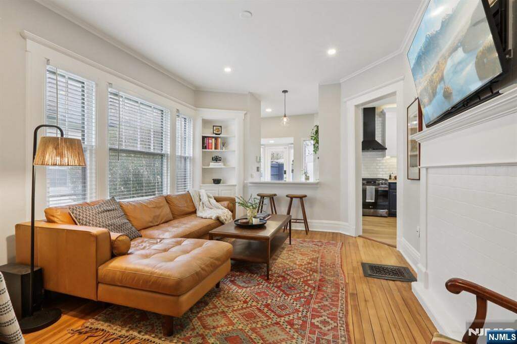 6 Bedroom Single Family Home/House's Image 12