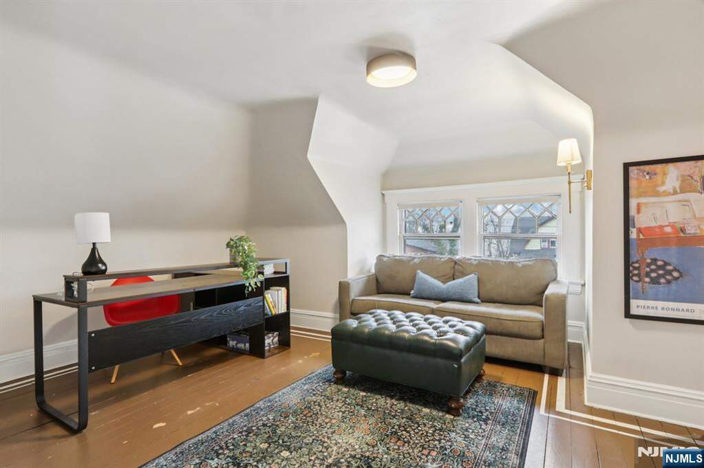 6 Bedroom Single Family Home/House's Image 24
