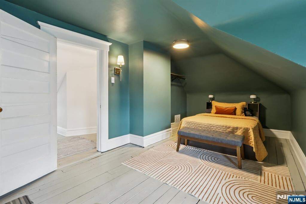 6 Bedroom Single Family Home/House's Image 26