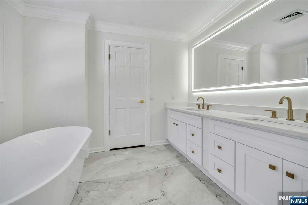 4 Bedroom Single Family Home/House's Image 36