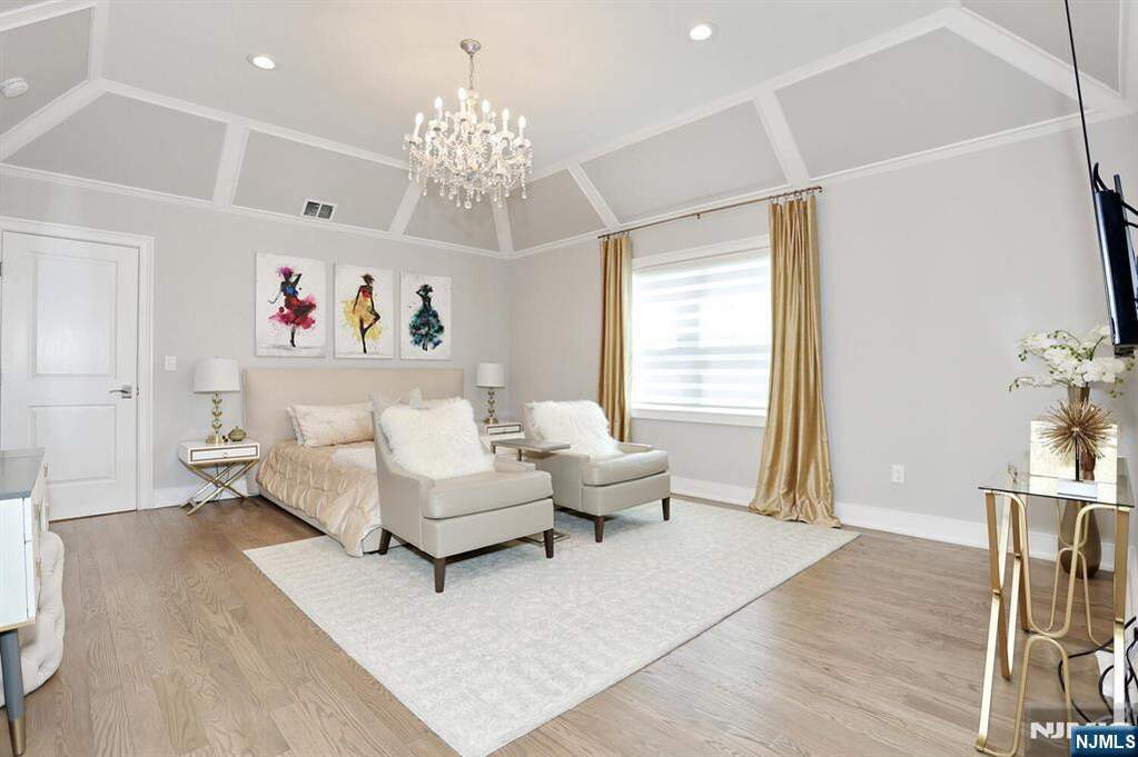5 Bedroom Single Family Home/House's Image 22
