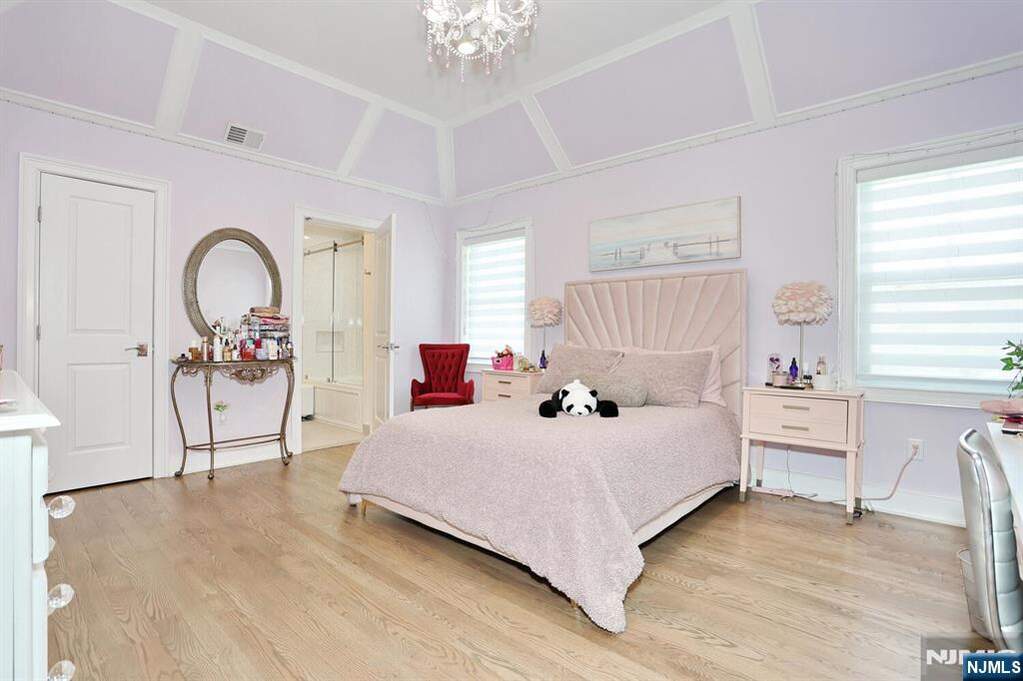5 Bedroom Single Family Home/House's Image 28