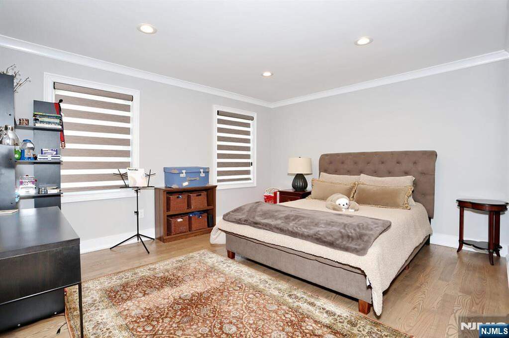 5 Bedroom Single Family Home/House's Image 33
