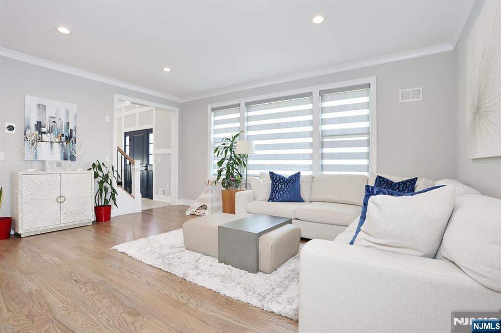 5 Bedroom Single Family Home/House's Image 4