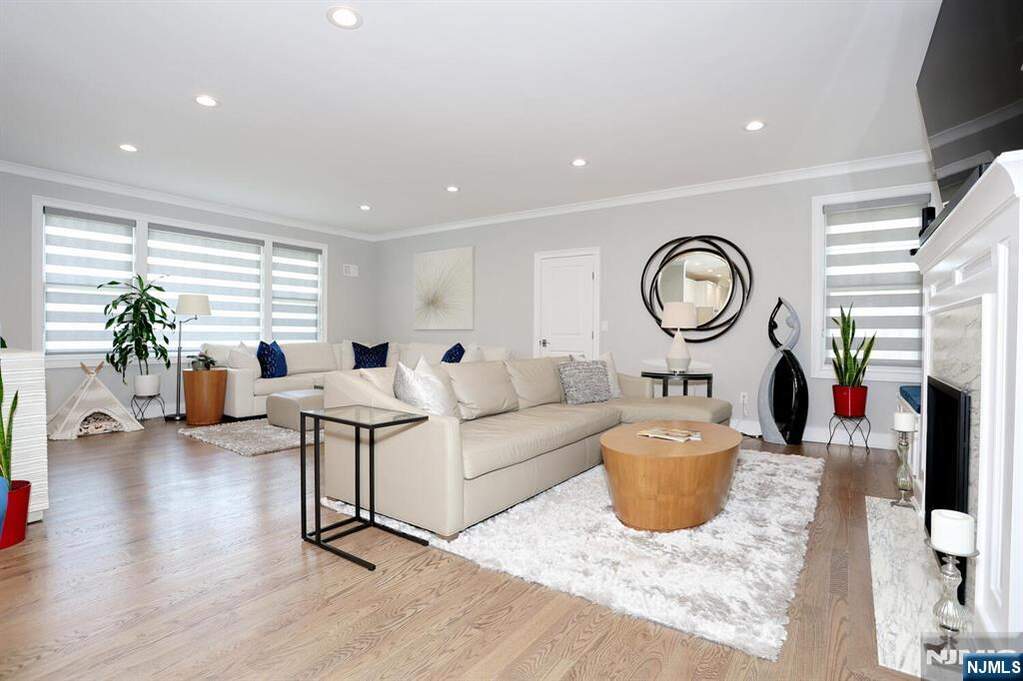 5 Bedroom Single Family Home/House's Image 6