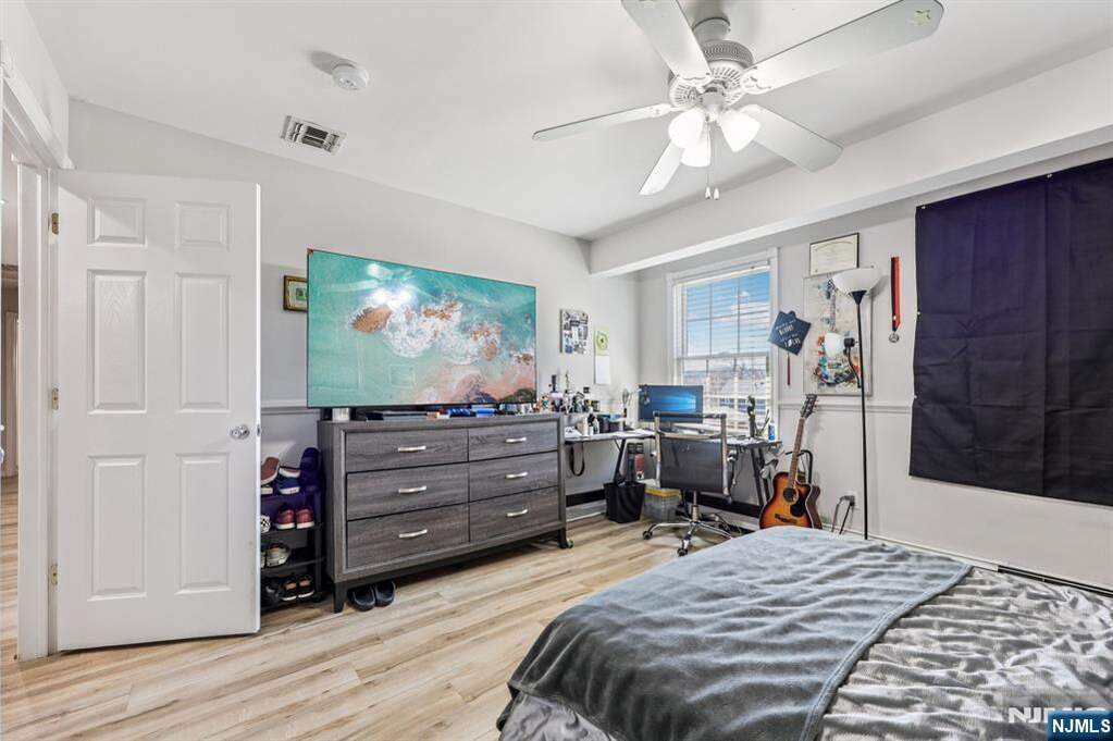 6 Bedroom Single Family Home/House's Image 17