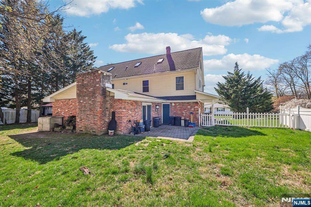 6 Bedroom Single Family Home/House's Image 21