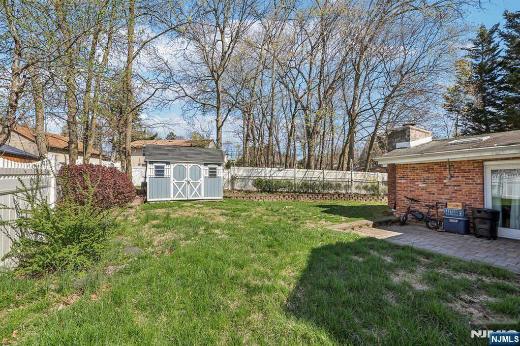 6 Bedroom Single Family Home/House's Image 22
