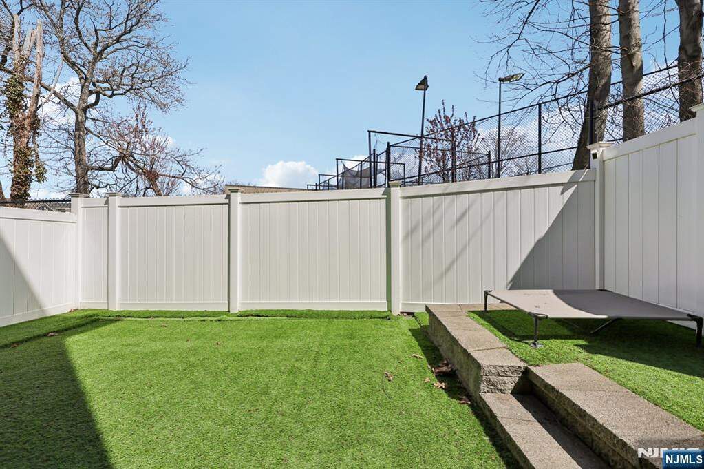 3 Bedroom Villa/Townhouse's Image 24