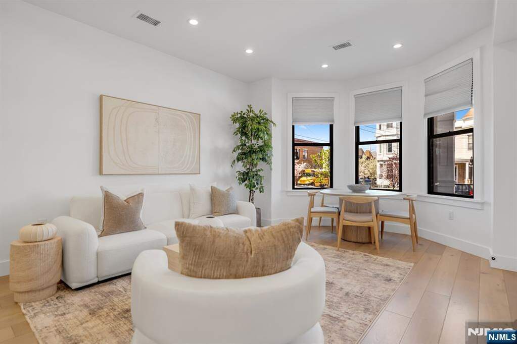 7 Bedroom Multi Unit's Image 10