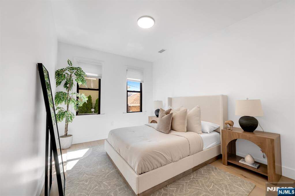 7 Bedroom Multi Unit's Image 11