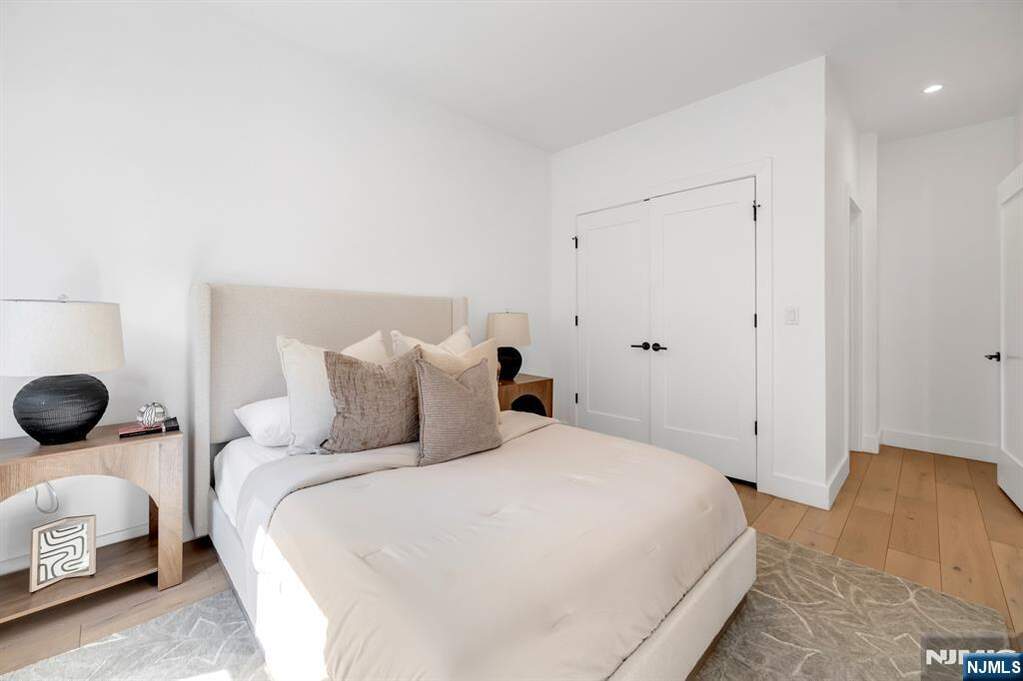 7 Bedroom Multi Unit's Image 12