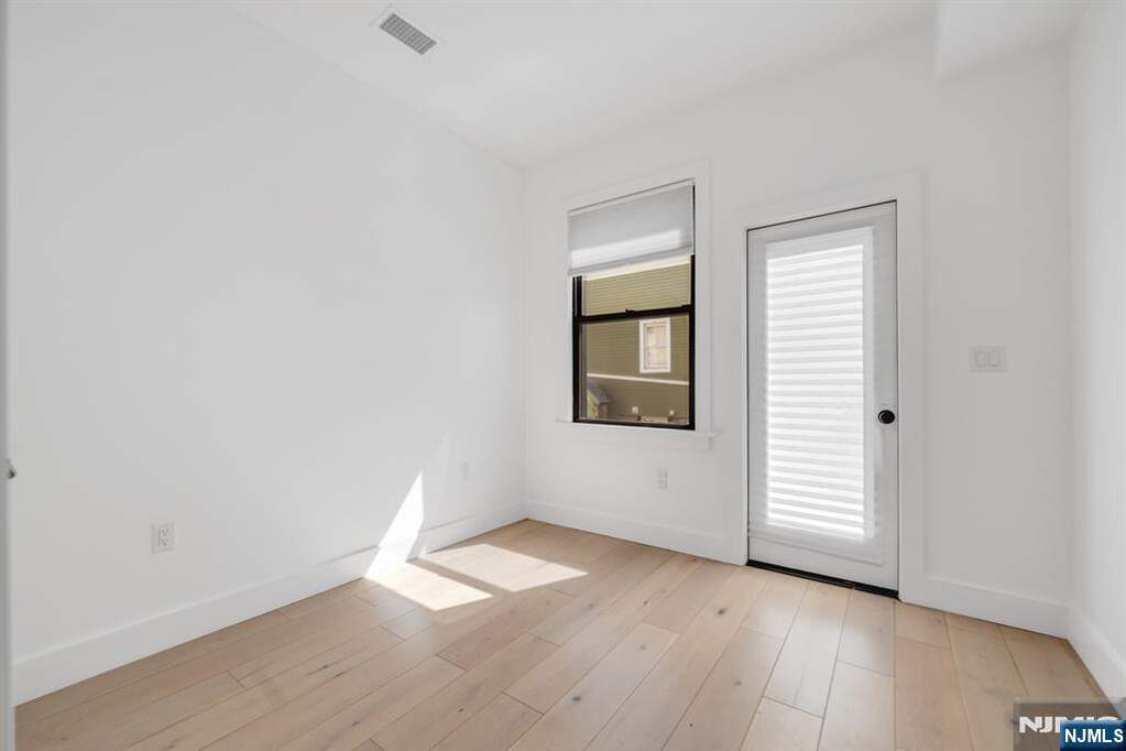 7 Bedroom Multi Unit's Image 19