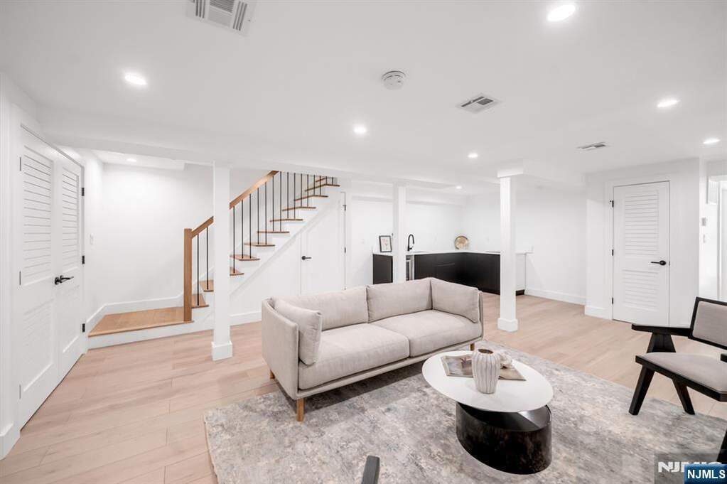 7 Bedroom Multi Unit's Image 23