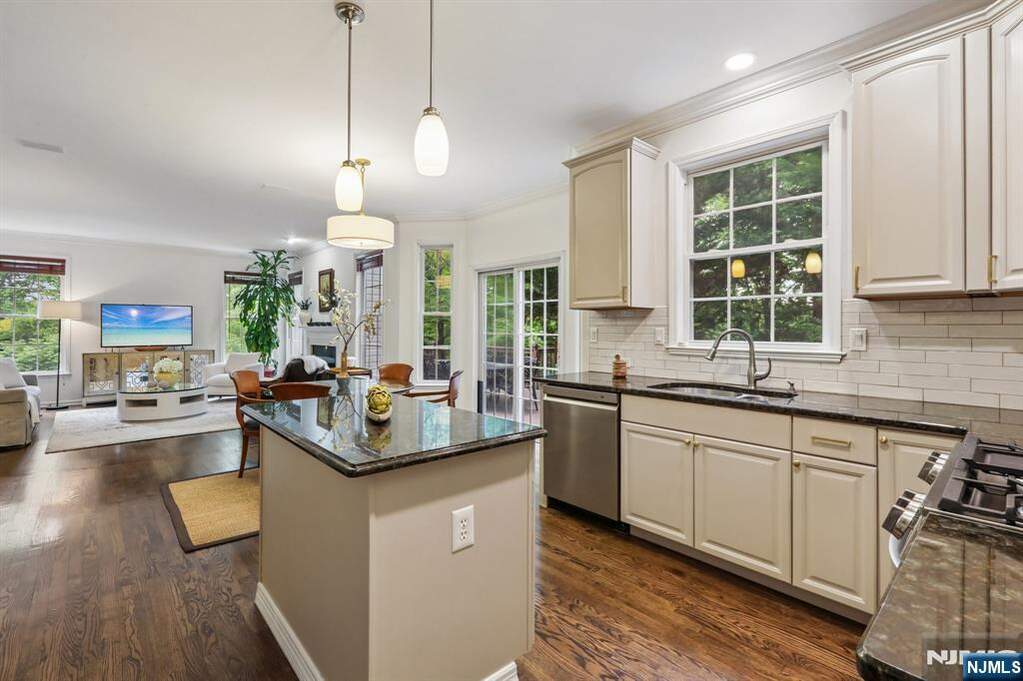 4 Bedroom Single Family Home/House's Image 9