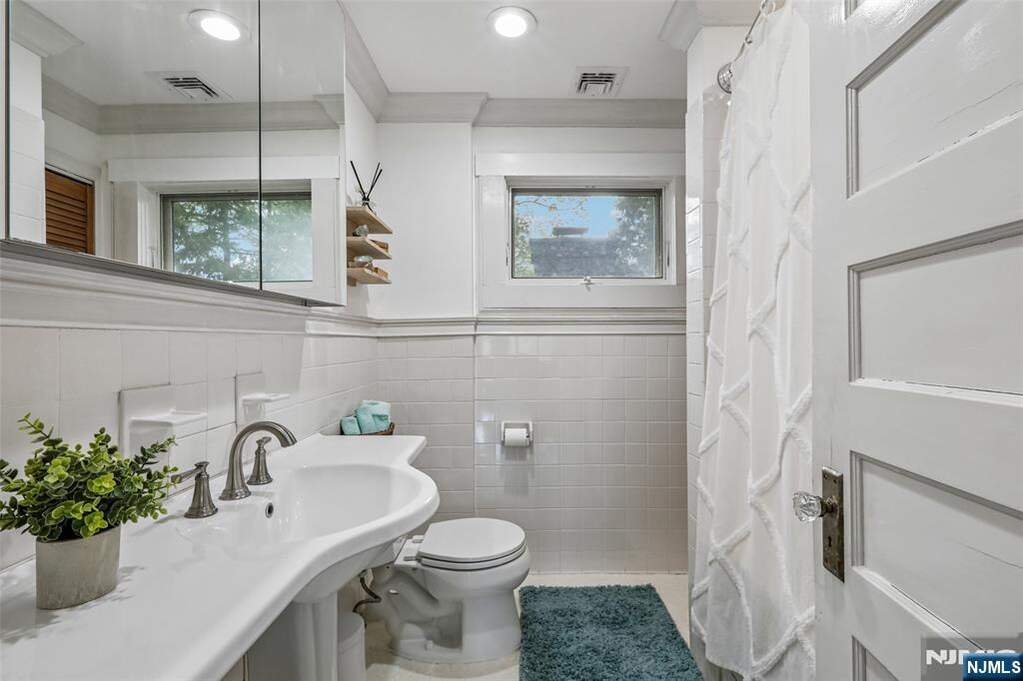 4 Bedroom Single Family Home/House's Image 27