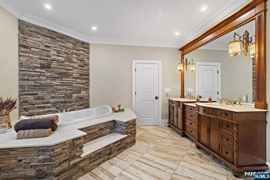 5 Bedroom Single Family Home/House's Image 17