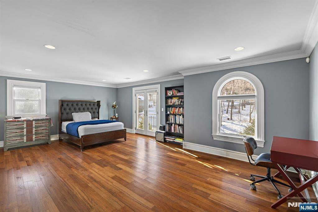 5 Bedroom Single Family Home/House's Image 27