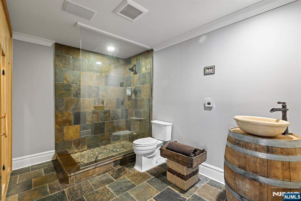 5 Bedroom Single Family Home/House's Image 38