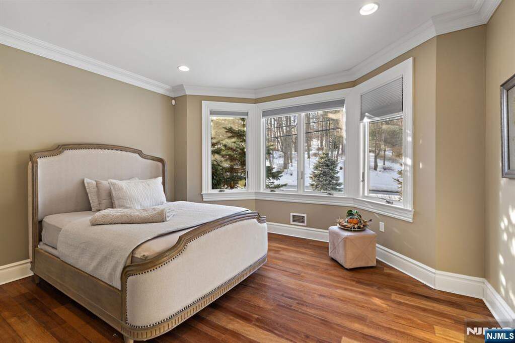 5 Bedroom Single Family Home/House's Image 39
