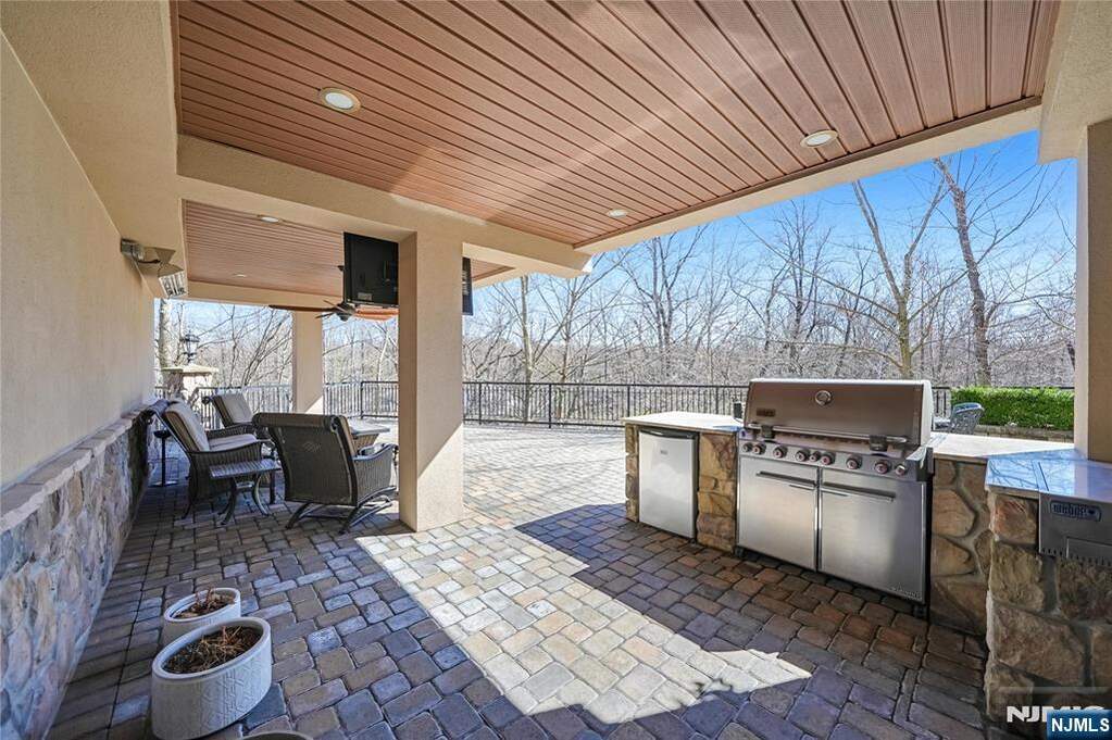 5 Bedroom Single Family Home/House's Image 41