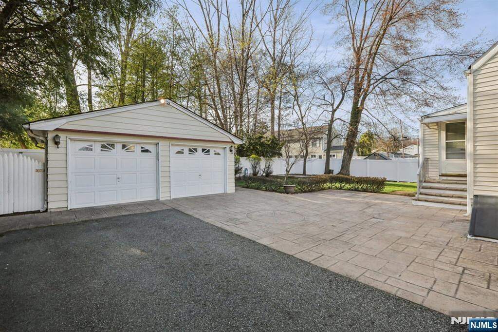 4 Bedroom Single Family Home/House's Image 32