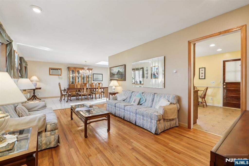 4 Bedroom Single Family Home/House's Image 4