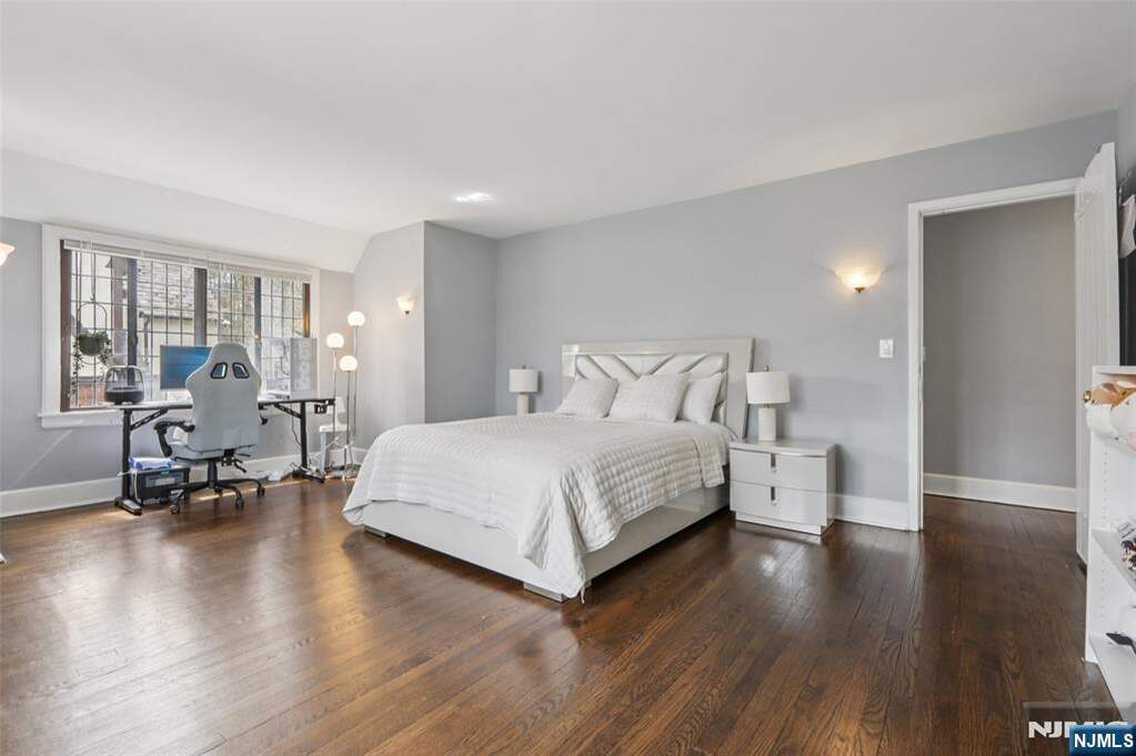 6 Bedroom Single Family Home/House's Image 15