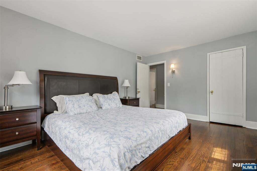 6 Bedroom Single Family Home/House's Image 21