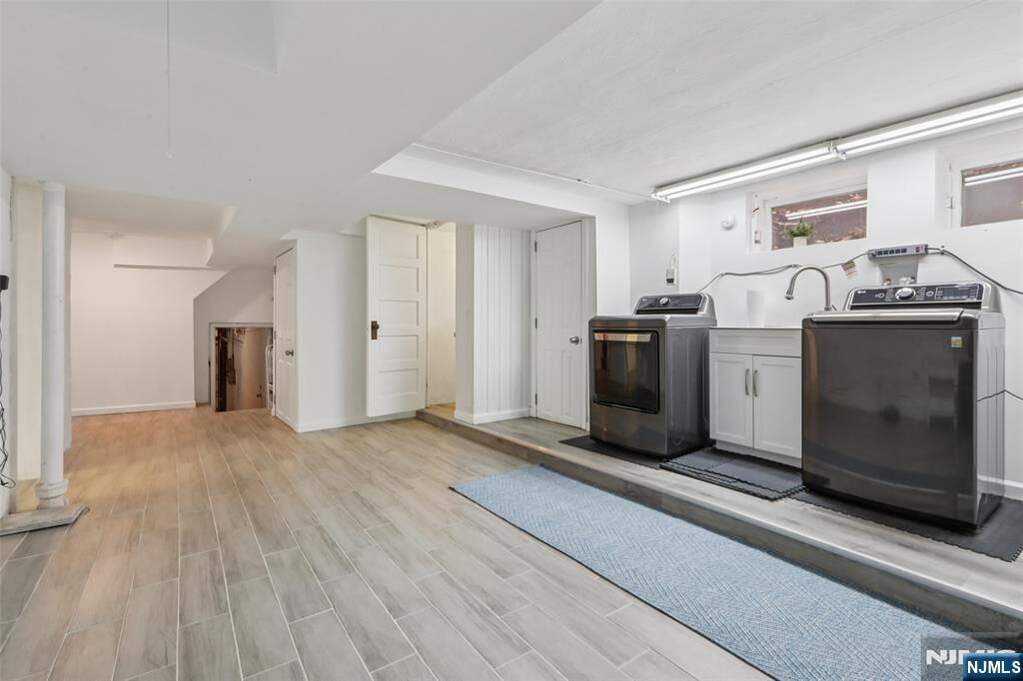 6 Bedroom Single Family Home/House's Image 29