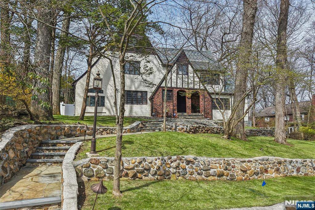 6 Bedroom Single Family Home/House's Image 35