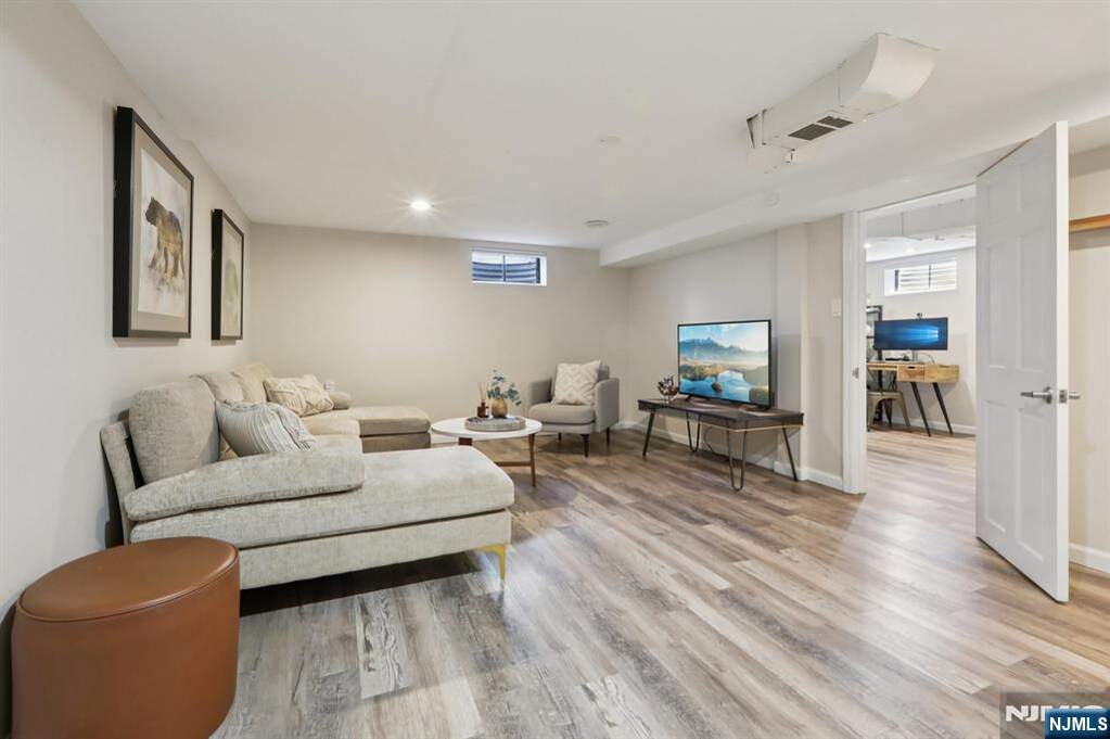 4 Bedroom Single Family Home/House's Image 33