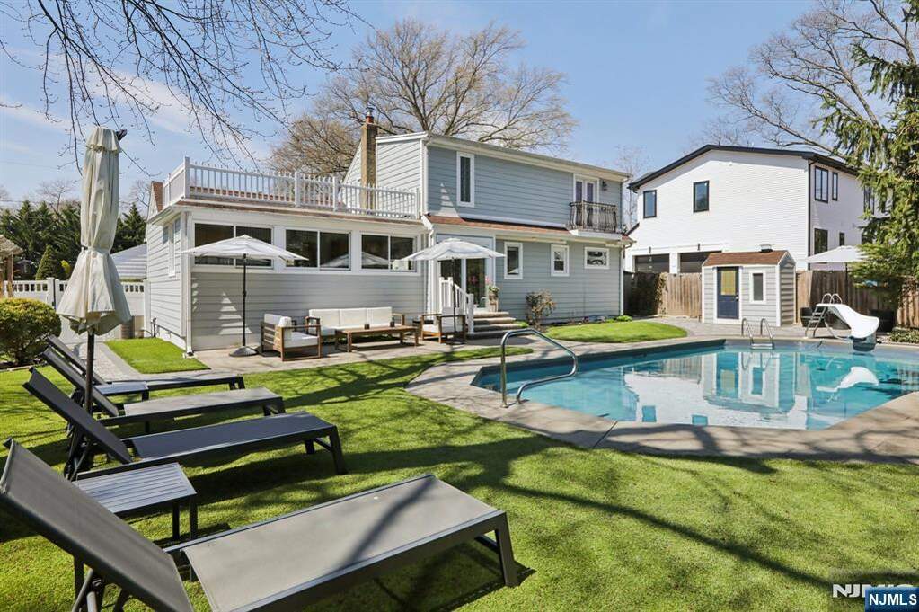 4 Bedroom Single Family Home/House's Image 38