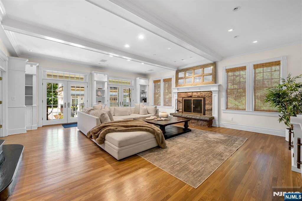 7 Bedroom Single Family Home/House's Image 14