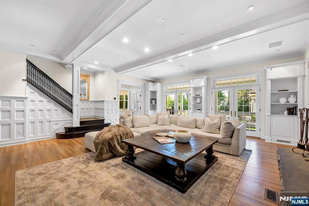 7 Bedroom Single Family Home/House's Image 15